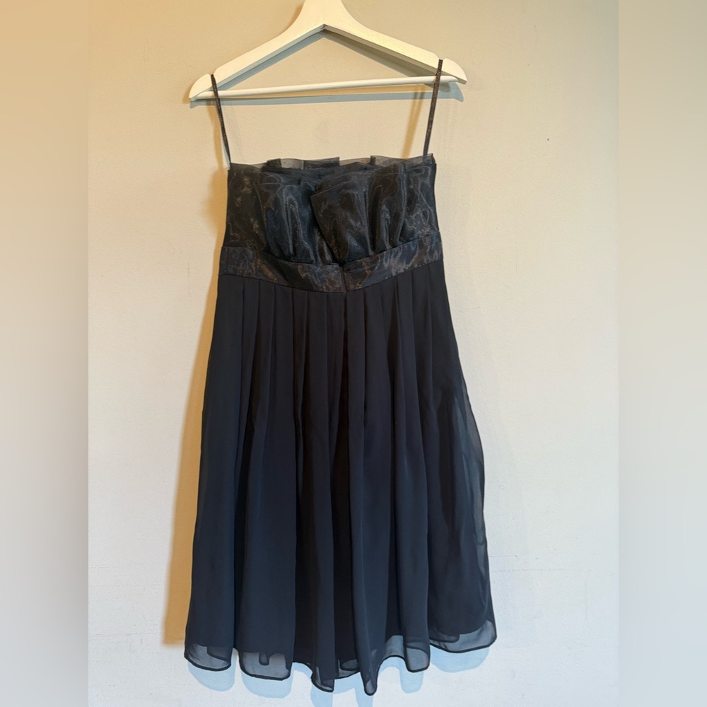 White House Black Market Women
Dress Size 6 Black Strapless Pleat Party cocktail
